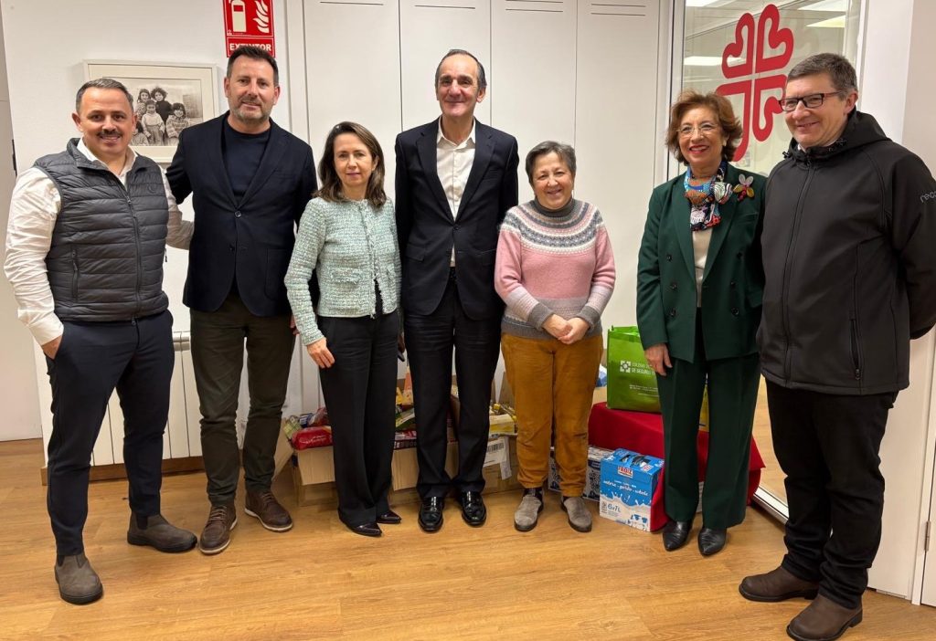 El Colegio de Mediadores de Seguros de A Coruña y DKV Seguros entregan una donación solidaria a Cáritas Diocesana